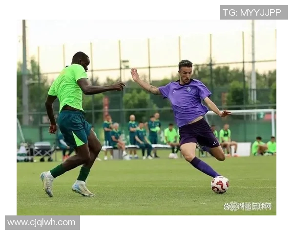 足球巨星带球狂奔突破防线惊艳全场展现无与伦比技术实力